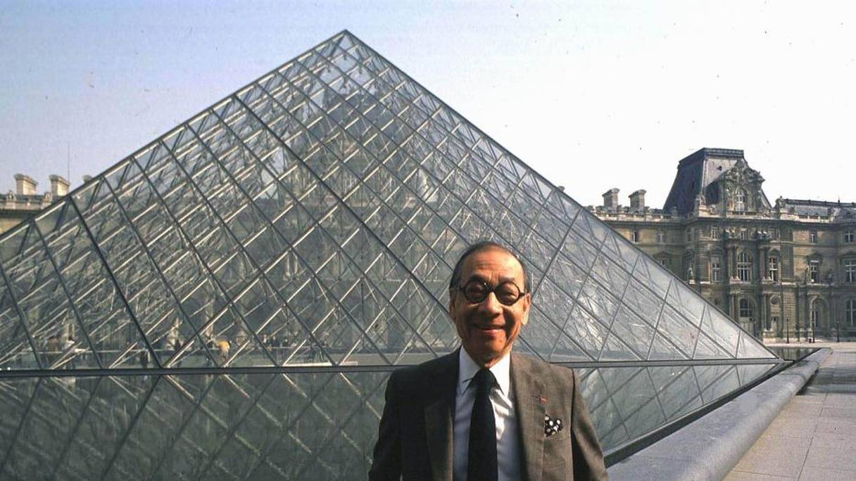 Ieoh Ming Pei, devant la Pyramide du Louvre. 
