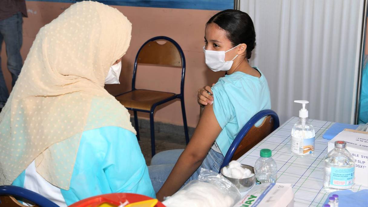 Une adolescente reçoit une première dose d'un vaccin anti-Covid-19, à Casablanca.
