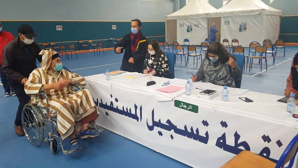 A l'intérieur d'un centre de vaccination à Tanger, où les personnes âgées de plus de 75 ans, catégorie prioritaire de la population, ont reçu leur première injection d'un vaccin anti-Covid-19. 
