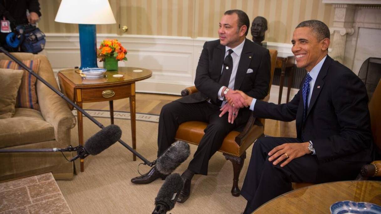 Première poignée de main, très symbolique, entre le roi Mohammed VI et le président Barack Obama, le 22 novembre 2013, à la Maison blanche.

