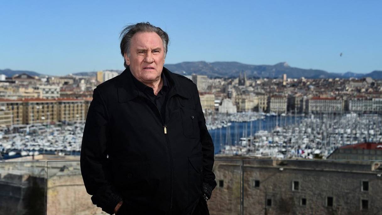 L'acteur français Gérard Depardieu pose lors de la deuxième saison de l'émission française "Marseille" diffusée et coproduite par le géant américain de la vidéo en streaming Netflix à Marseille, dans le sud de la France, le 18 février 2018. 
