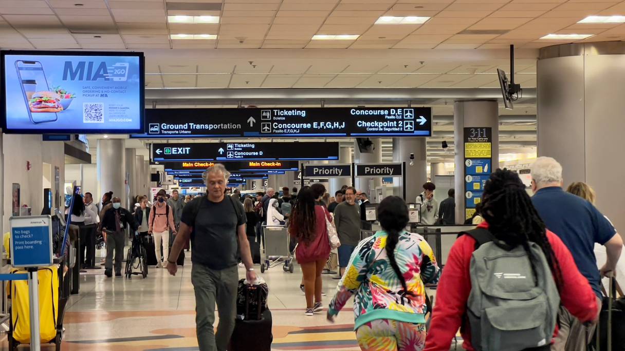 Des voyageurs à l'aéroport international de Miami, en Floride, le 22 avril 2022. 
