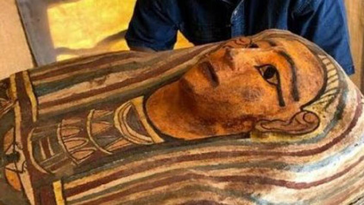 L’un des quatorze sarcophages vieux de 2.500 ans découverts dans un puits funéraire de la nécropole désertique de Saqqara, au sud-ouest du Caire. 
