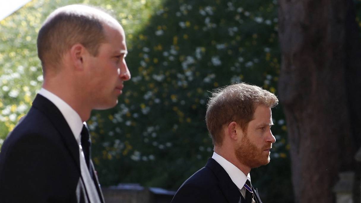 Le prince William, duc de Cambridge, et le prince Harry, duc de Sussex, suivent le cercueil lors de la procession funéraire cérémonielle du prince Philip, duc d'Edimbourg, à la chapelle St George à Windsor, au Château de Windsor, à l'ouest de Londres, le 17 avril 2021.
