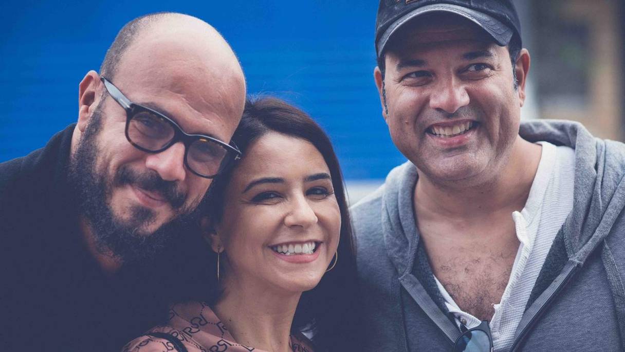 Samia Akariou entournée du réalisateur Chaouki El Ofir et de l'acteur Rhany Kabbadj.
