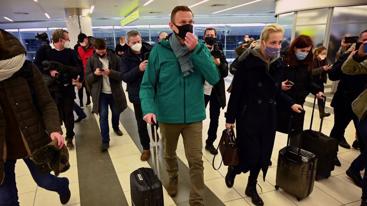 Alexeï Navalny et son épouse Ioulia, à leur arrivée à l'aéroport de Moscou, depuis Berlin, le 17 janvier 2021. L'opposant russe a été arrêté peu après. 
