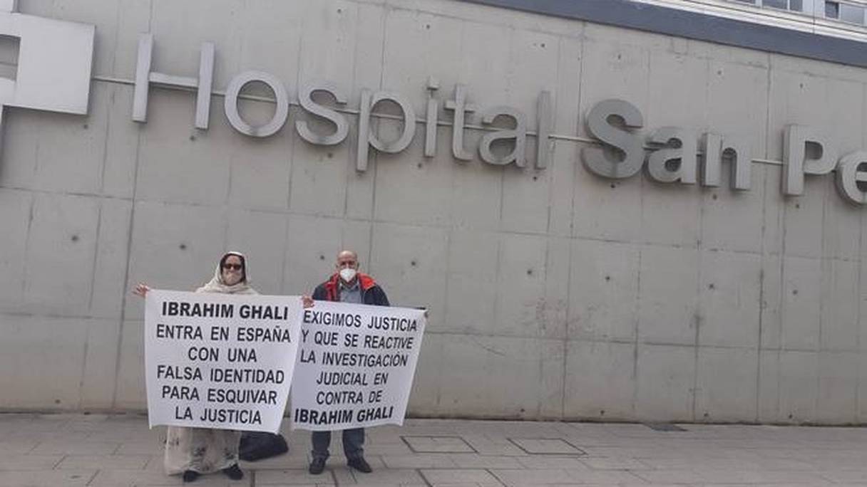 Un exemple des messages contre l'arrivée en Espagne de Brahim Ghali, ici devant l'hôpital San Pedro où il est admis.
