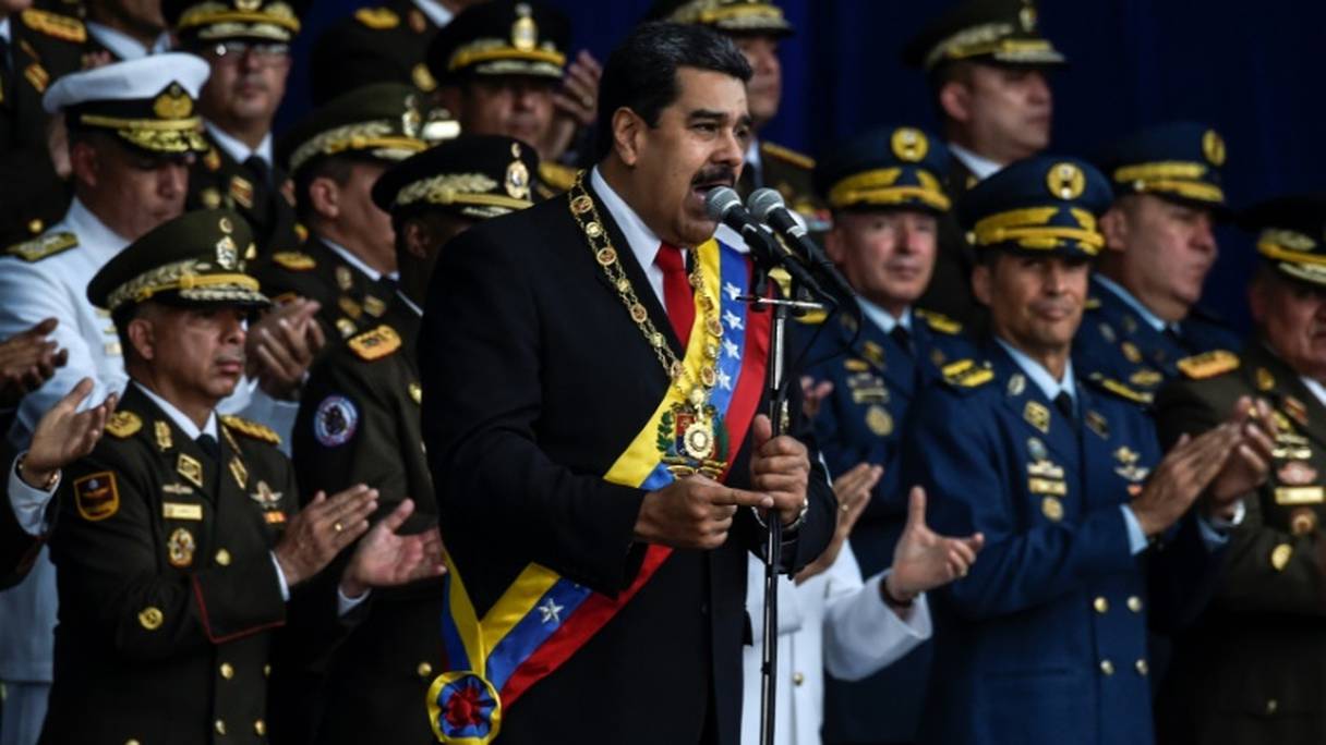 Le président vénézuélien Nicolas Maduro (g) lors d'une cérémonie militaire, le 4 août 2018 à Caracas, au cours de laquelle il est sorti indemne d'un attentat aux drones.
