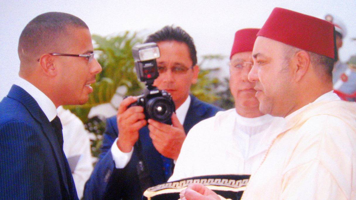Salmane Belayachi, lors de sa décoration par le souverain du Ouissam de récompense nationale de l'ordre d'officier, le 21 août 2009 
