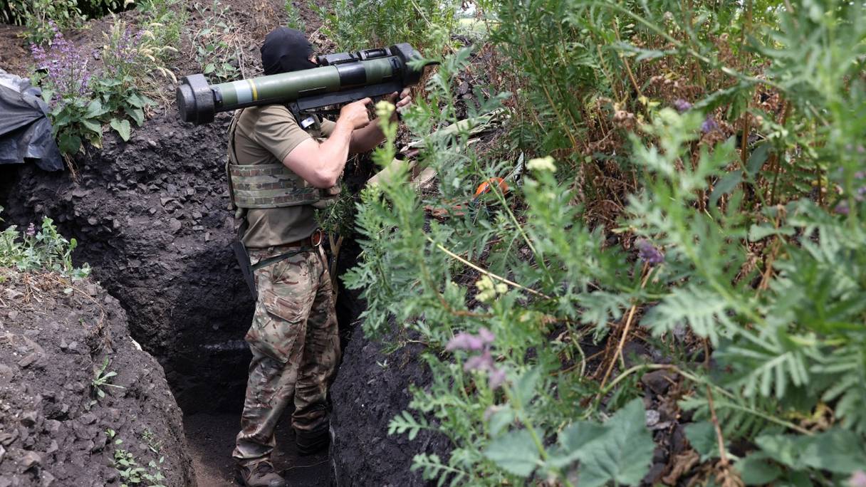 Un militaire ukrainien occupe une position dans une tranchée sur la ligne de front près d'Avdiivka, dans la région de Donetsk, le 18 juin 2022, au cours de l'invasion russe de l'Ukraine.

