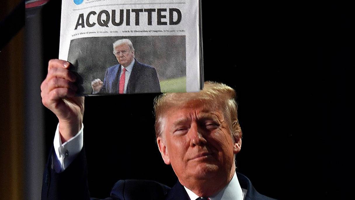 Donald Trump brandit un numéro du USA Today, qui affiche en Une ce titre: "Acquitté", le 6 février 2020, à Washington (archives).
