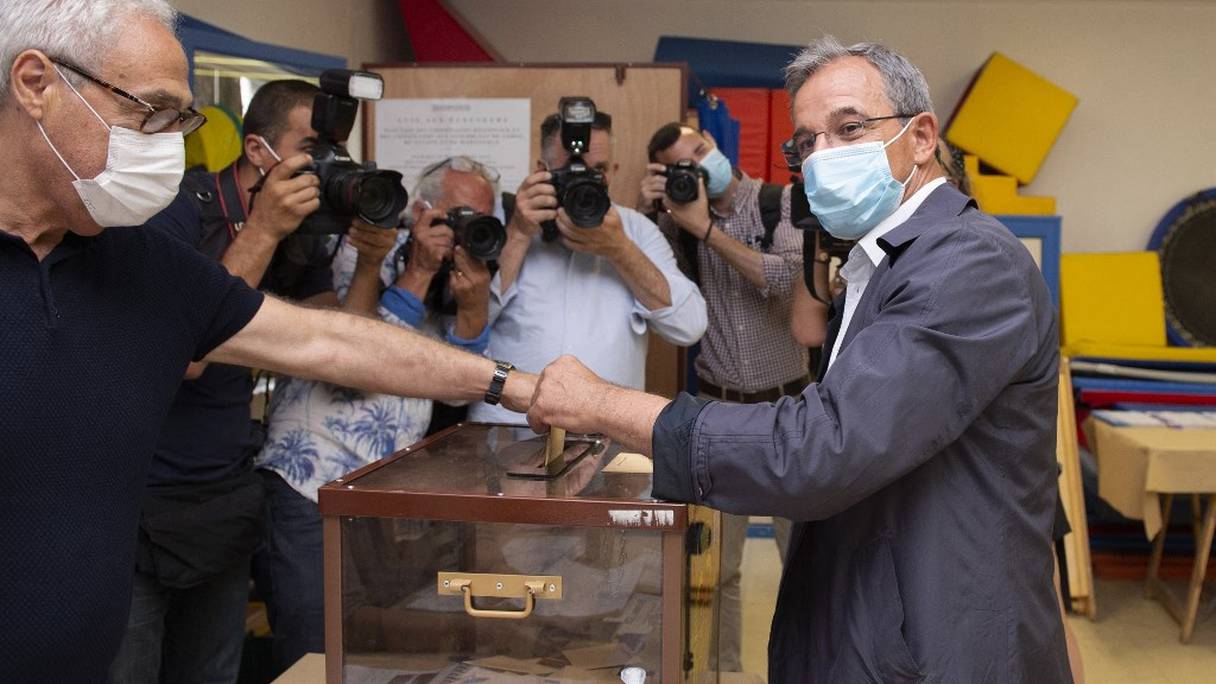Candidat d'extrême-droite du Rassemblement national (RN) en Provence-Alpes-Côte d'Azur (PACA) pour les élections régionales, Thierry Mariani vote dans un bureau de vote du Pontet, dans le sud de la France, au premier tour, le 20 juin 2021. 
