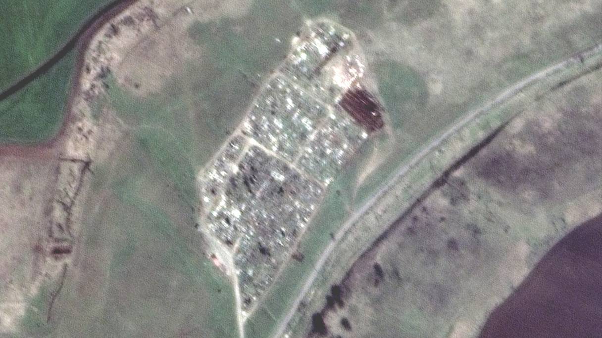 Cette image satellite publiée par Maxar Technologies le 22 avril 2022 montre plusieurs longues tranchées fraîchement creusées dans un cimetière près de Vynohradne, en Ukraine, environ 12 kilomètres à l'est de Marioupol.
