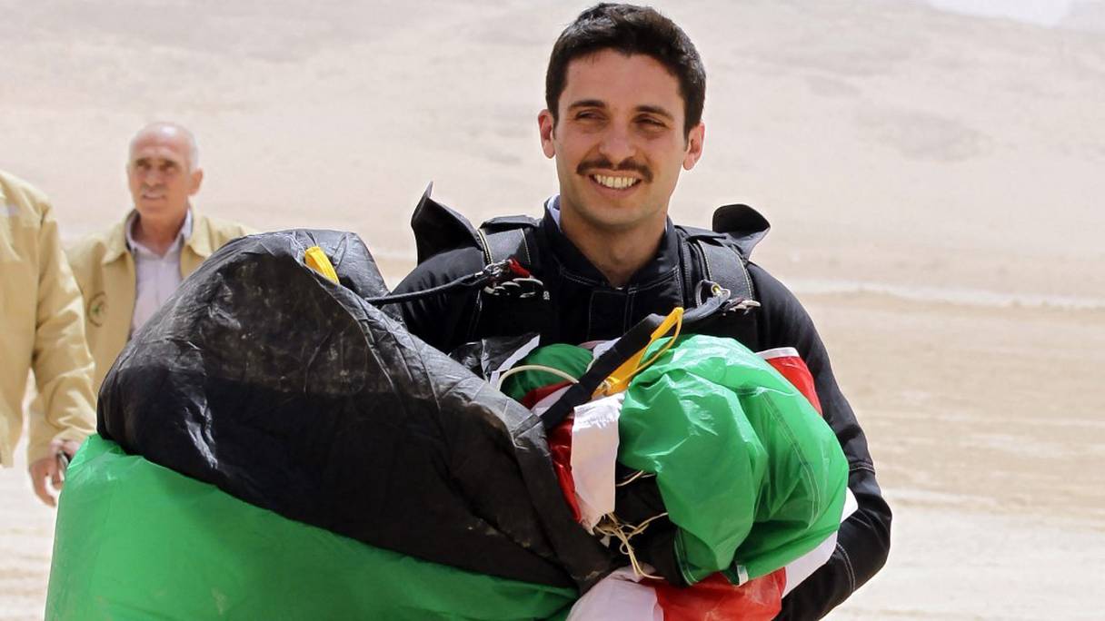 Le prince jordanien Hamzah bin al-Hussein, fils aîné de feu le roi Hussein et de son épouse américaine, la reine Noor, vient d'atterrir en parachute lors d'un évènement médiatisé, dans le désert du Wadi Rum, le 17 avril 2012. 
