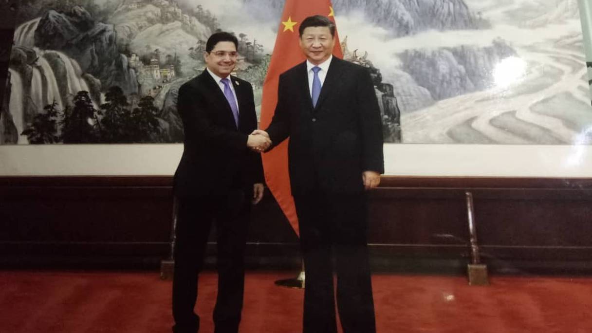 Poignée de main entre le MAECI Nasser Bourita et le président chinois.
