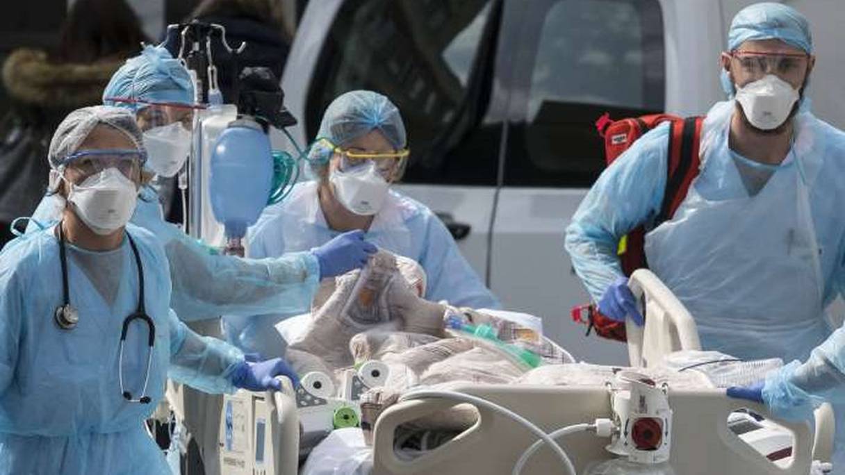 Des soignants emmènent un patient vers un hélicoptère médical, à l’hôpital Emile-Muller à Mulhouse (Haut-Rhin, France), le 22 mars 2020. 
