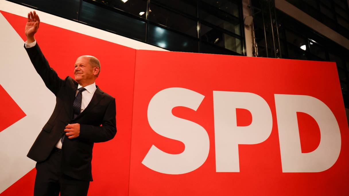 Le ministre allemand des Finances, vice-chancelier et candidat social-démocrate (SPD) à la chancellerie Olaf Scholz, au siège du SPD, après la diffusion à la télévision des estimations des législatives allemandes, à Berlin, le 26 septembre 2021.
