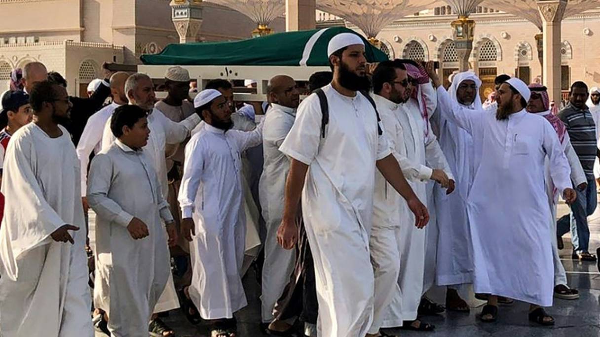 Des hommes transportent le cercueil du président tunisien déchu Zine El Abidine Ben Ali lors de ses funérailles à Médine, dans l'ouest de l'Arabie saoudite, le 21 septembre 2019.
