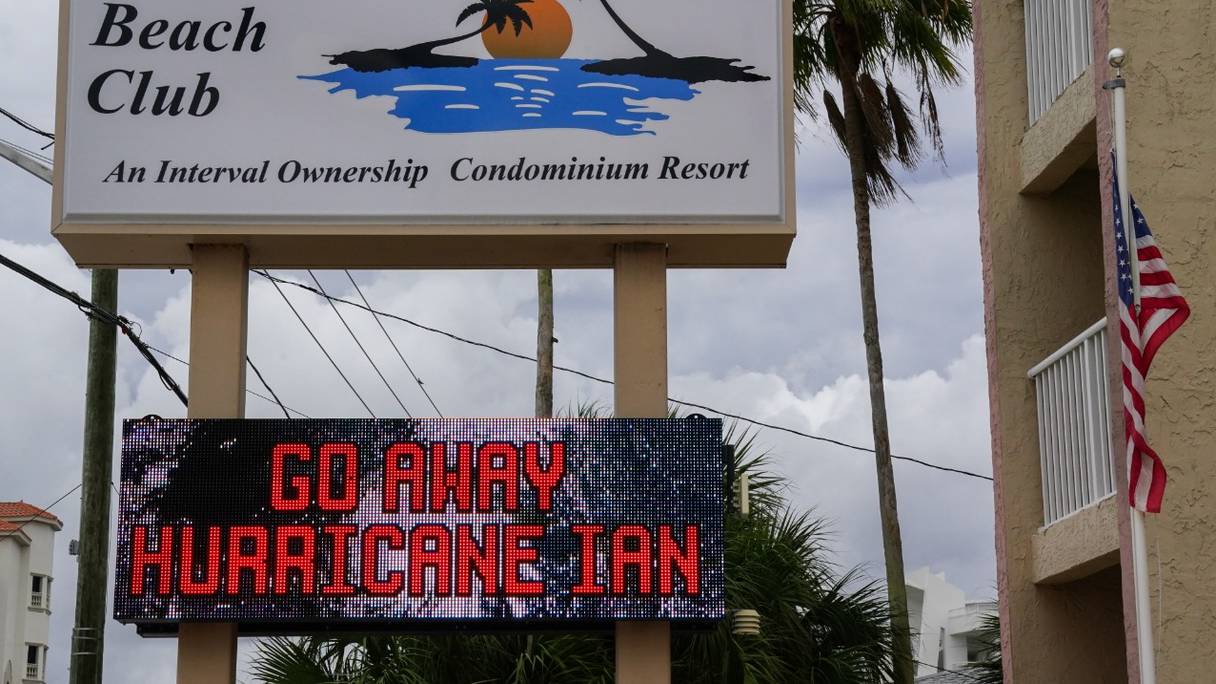 Le message «Go Away Hurricane Ian», sur un panneau à St. Pete Beach le 27 septembre 2022, à Saint-Pétersbourg. Le National Hurricane Center (NHC) a déclaré qu'Ian avait touché terre au sud-ouest de la ville de La Coloma, à Cuba, vers 4 h 30, heure locale.
