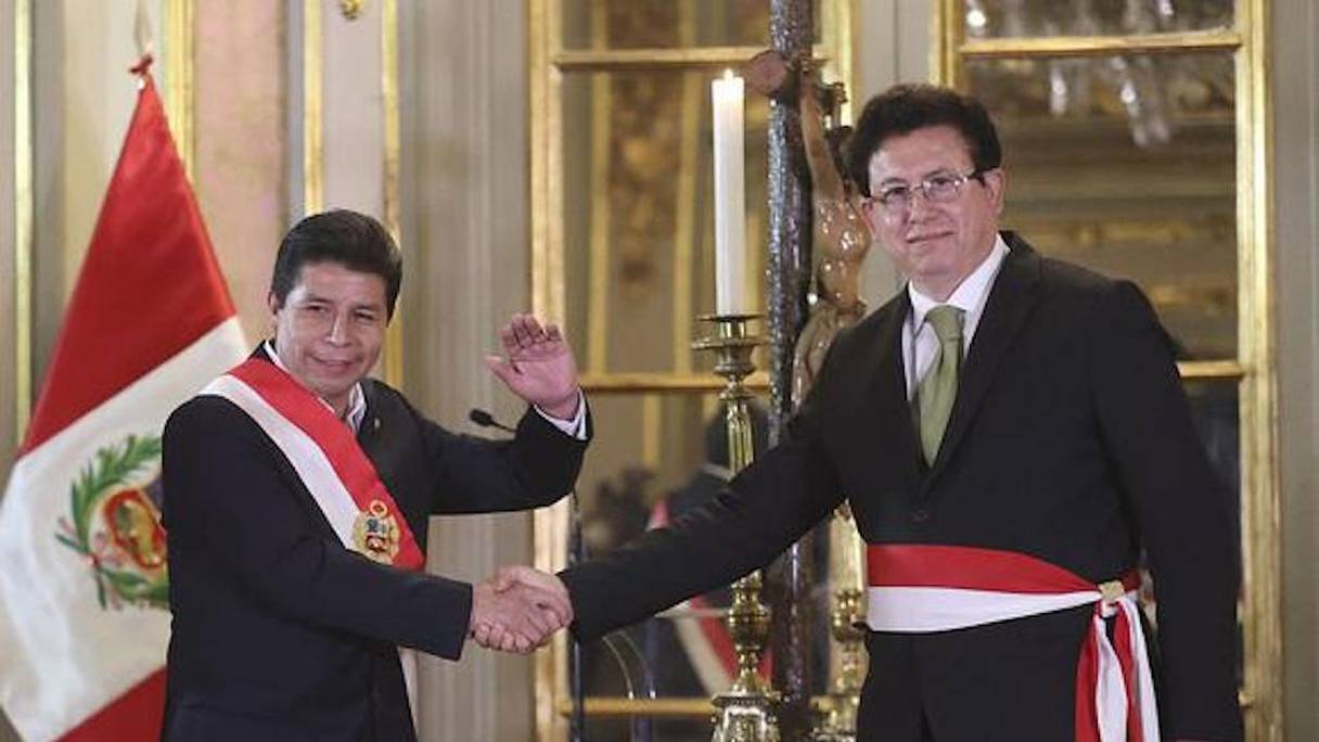 Le président péruvien, Pedro Castillo Terrones, avec l'ex-ministre des Affaires étrangères, Miguel Rodriguez Mackay. 
