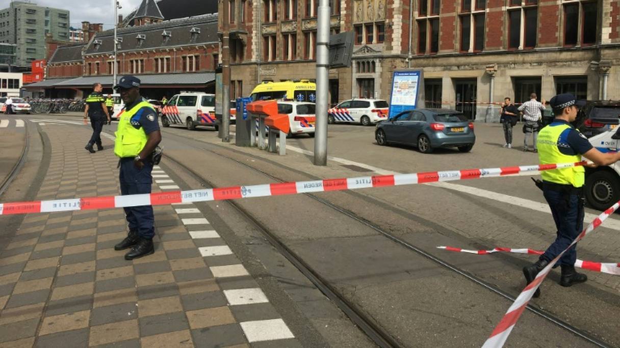 Un cordon policier devant la gare centrale d'Amsterdam, le 31 août 2018.
