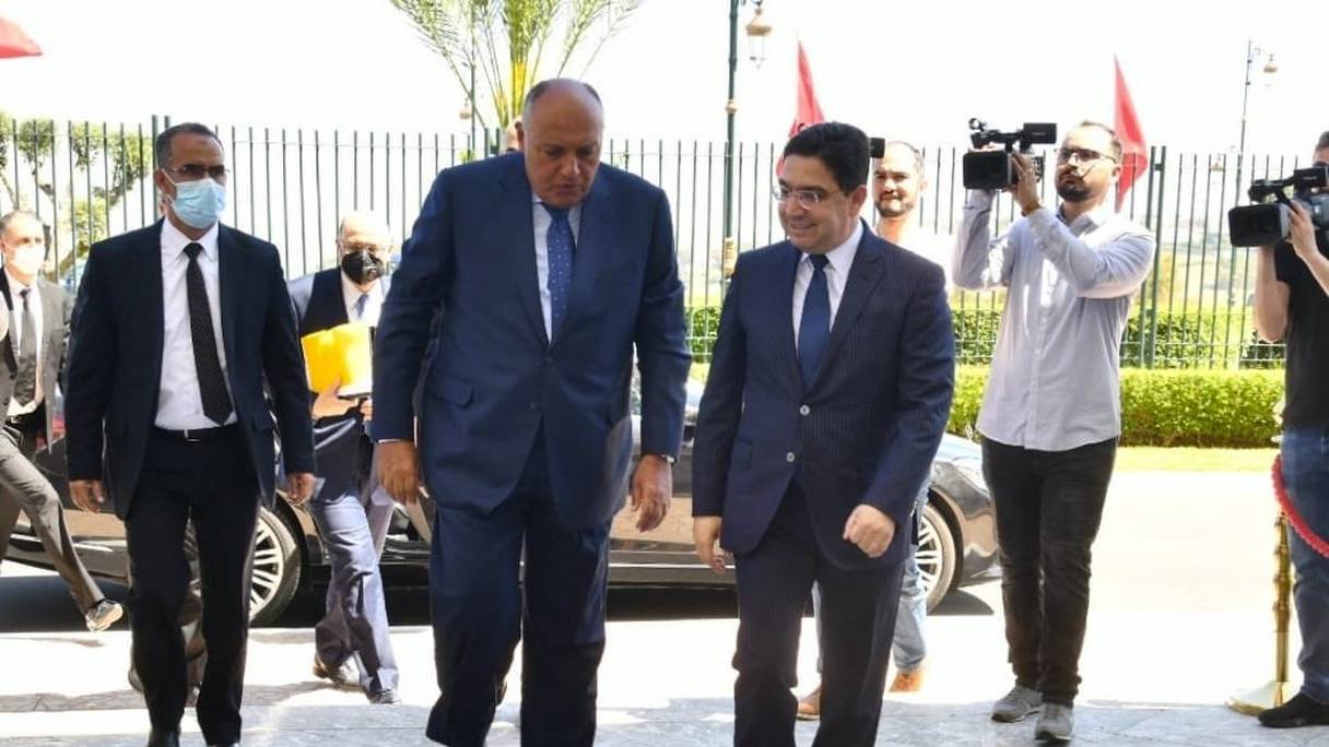 A droite, Nasser Bourita, ministre des Affaires étrangères, et à gauche, son homologue égyptien, Sameh Shoukry, lundi 9 mai 2022, à Rabat.
