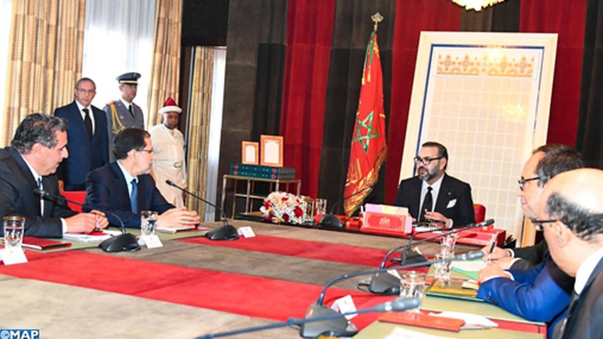 Le Roi présidant à Rabat, la séance de travail consacrée à la problématique de l'eau. 
