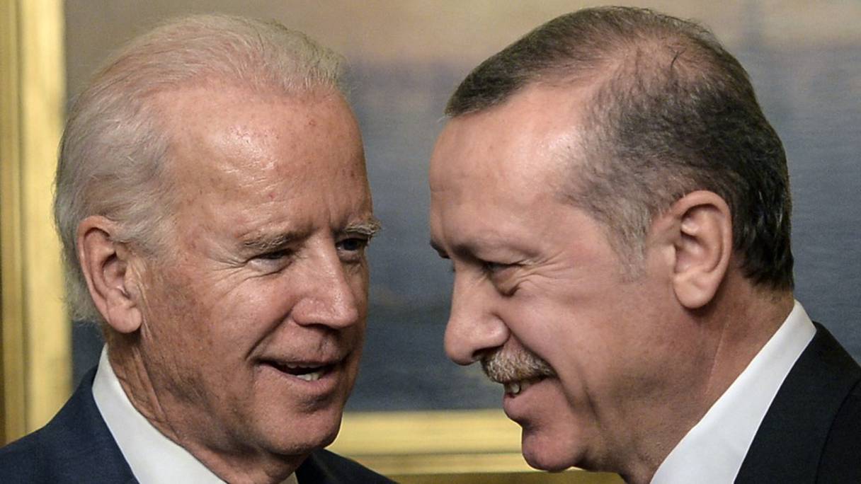 Alors qu'il est le vice-président de Barack Obama, Joe Biden s'entretient avec le président turc Recep Tayyip Erdogan au palais Beylerbeyi à Istanbul, le 22 novembre 2014 (photo d'archives). 
