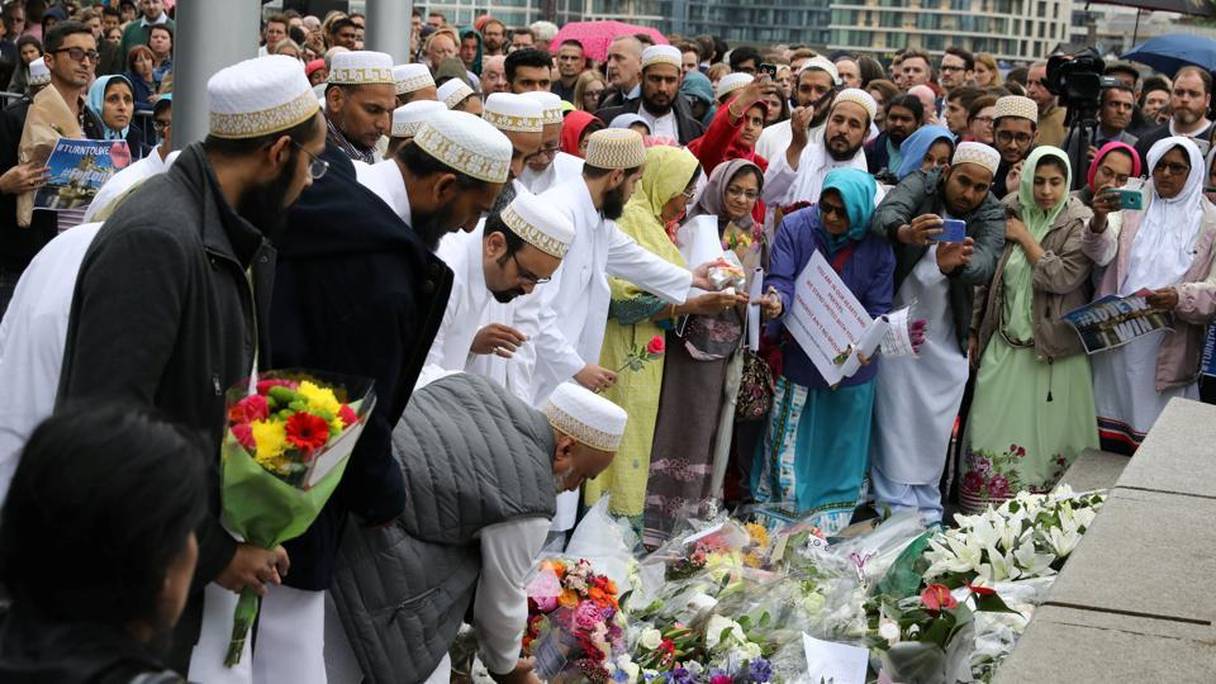 La communauté musulmane pose des fleurs au Potters Field Park en mémoire des victimes de l'attentats de Londres
