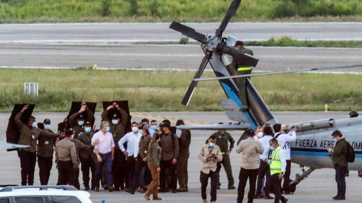 Le président colombien Ivan Duque, entouré de ses gardes du corps, près de son hélicoptère sur l’aéroport de Cucuta, le 25 juin 2021.
