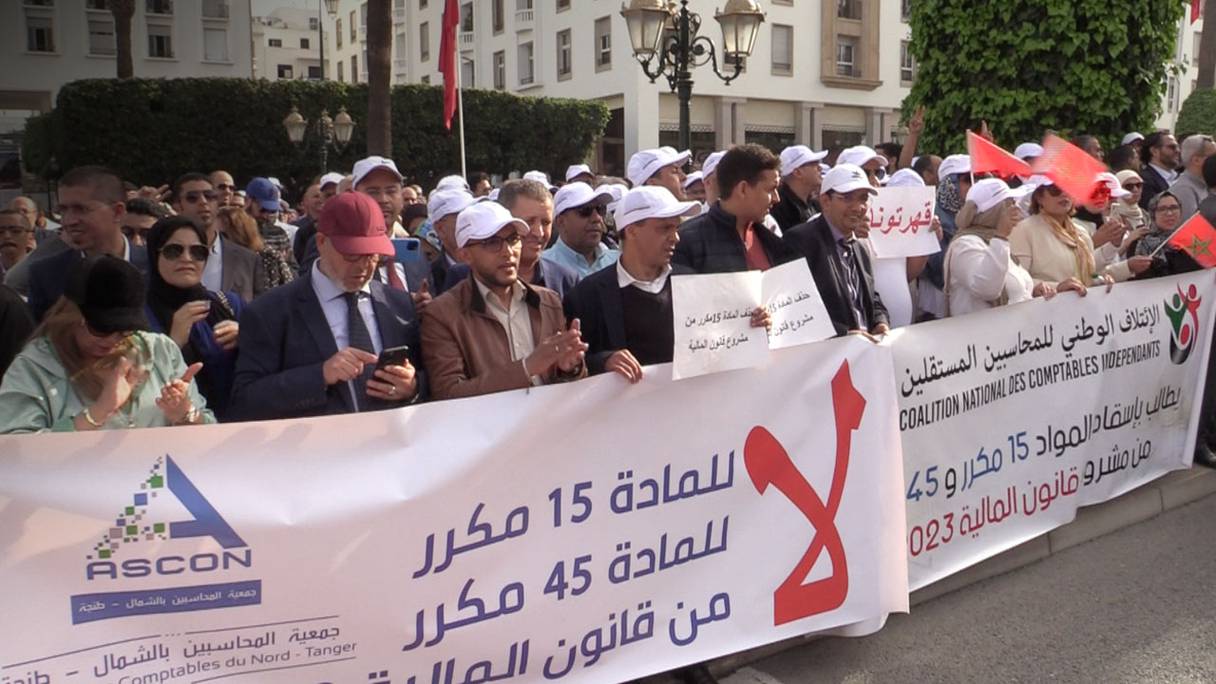Les pharmaciens, chirurgiens-dentistes et comptables ont organisé, le 15 novembre 2022 devant le Parlement à Rabat, une manifestation en protestation contre les dispositions fiscales du projet de loi de finances 2023 touchant leurs professions. 
