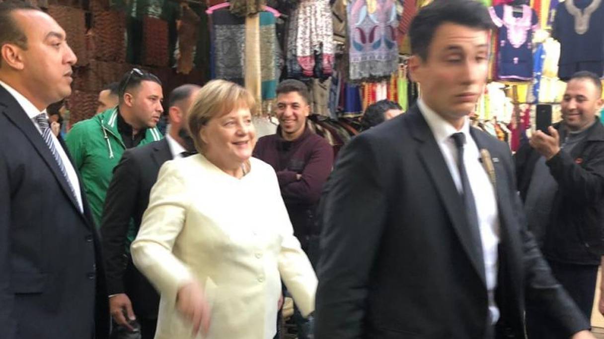 Angela Merkel tout sourire en sillonnant les ruelles de l'ancienne médina de Marrakech.
