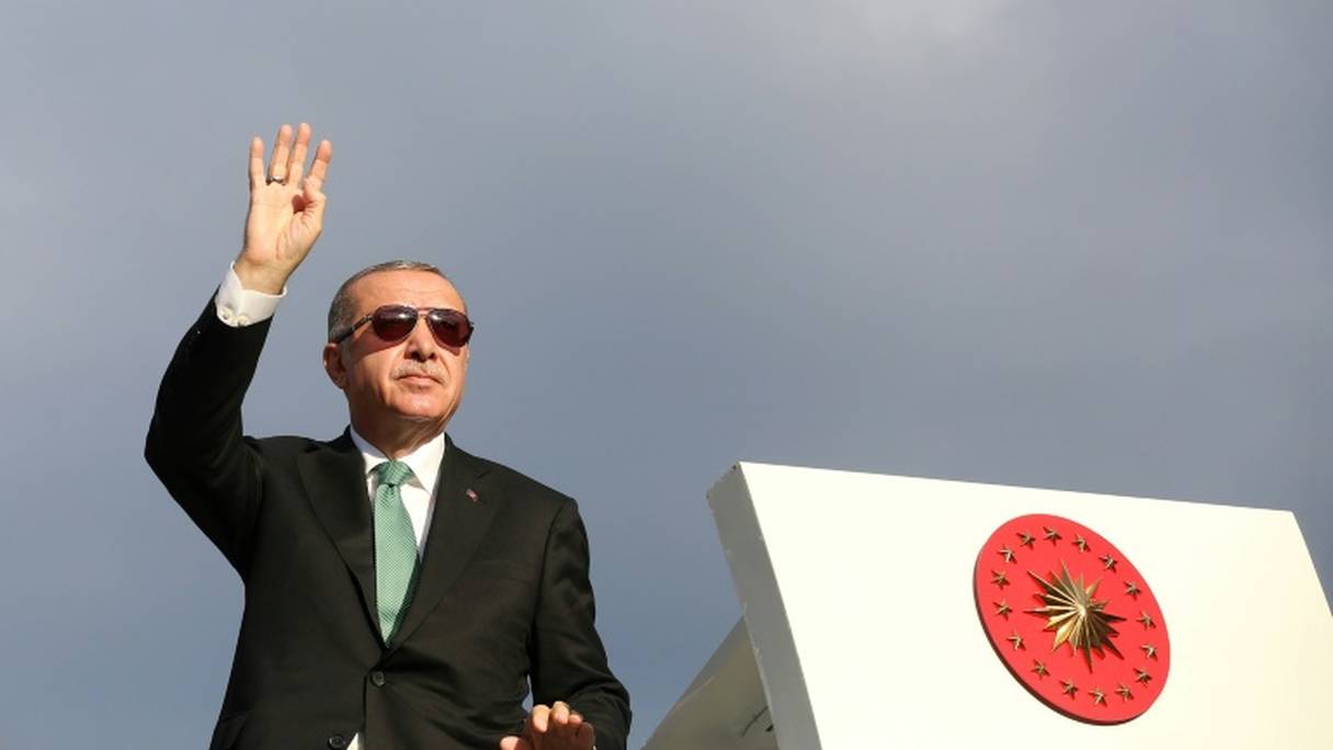 Le président turc Recep Tayyip Erdogan salue ses partisans, le 12 août 2018 à Trabzon, sur la mer Noire.

