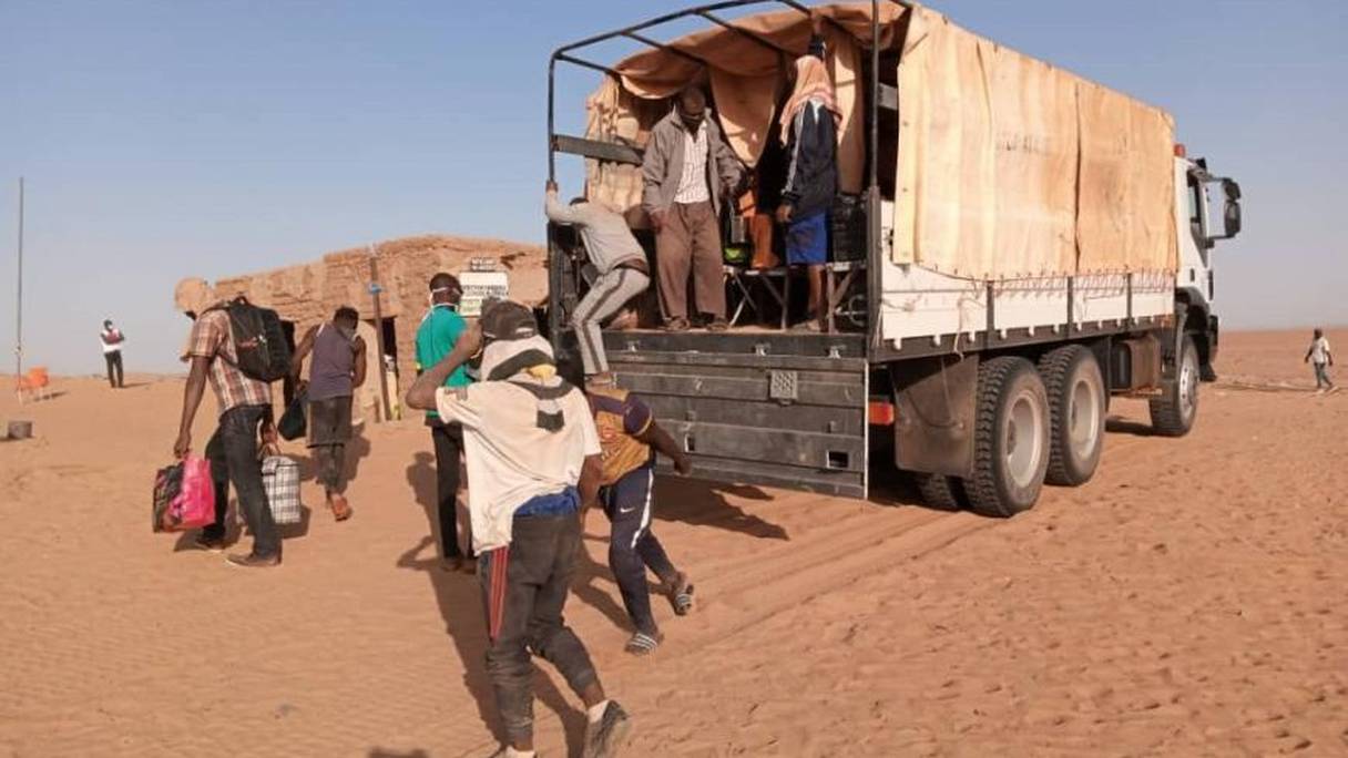 Un camion arrivant d'Algérie déversant sa cargaison de migrants à Assamaka au Niger, le 30 septembre 2020.
