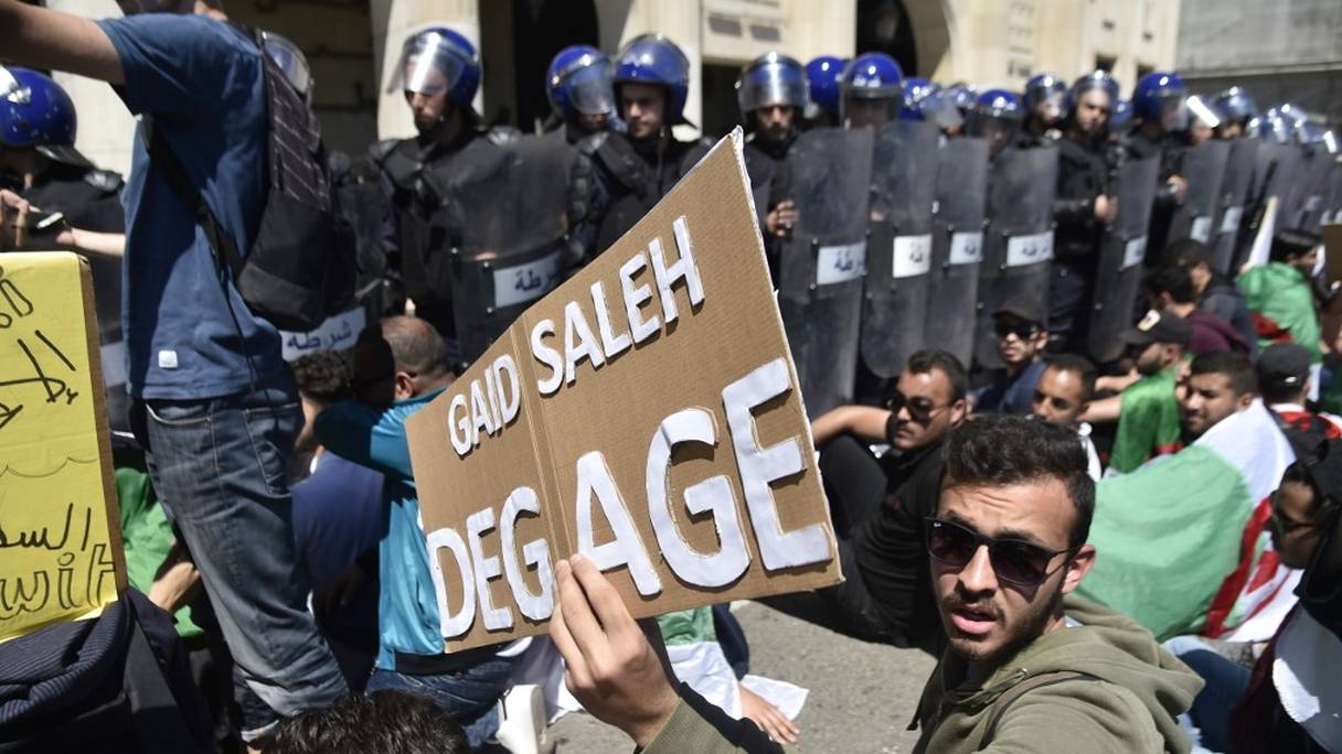 Slogans et pancartes contre Saïd Salah, vendredi 17 mai en Algérie.
