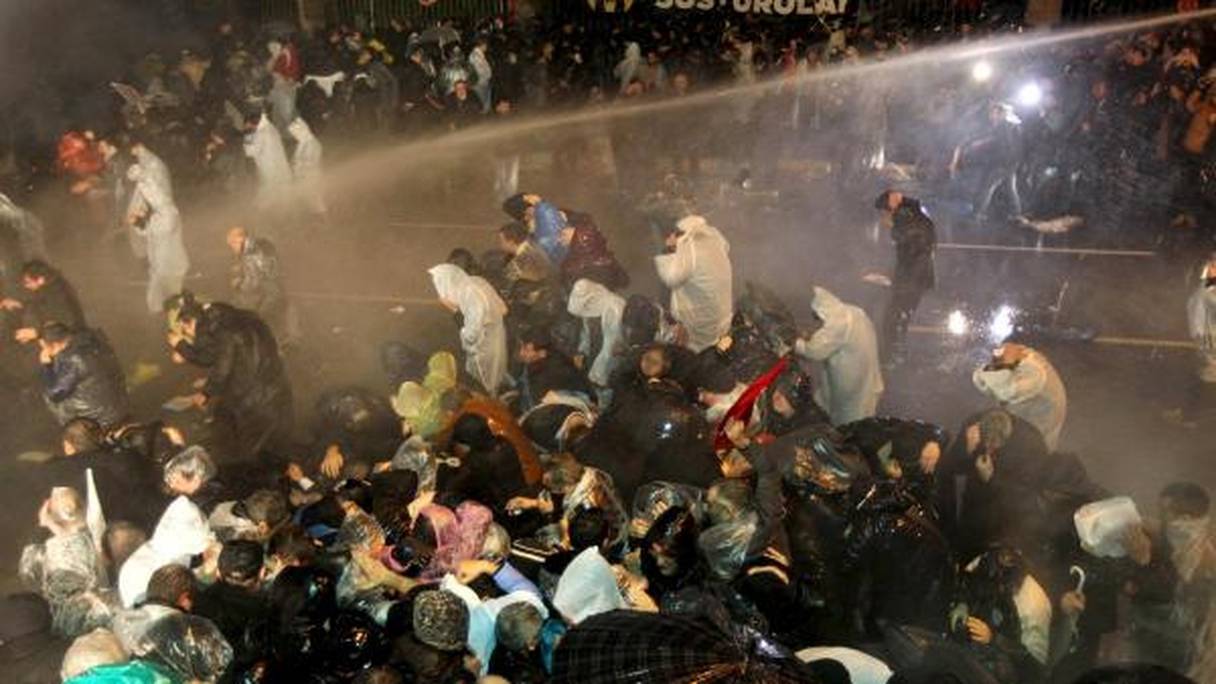 La police a dispersé des centaines de manifestants rassemblés devant le siège de Zaman avec des gaz lacrymogènes et des canons à eau.
