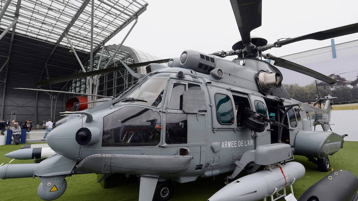 Un hélicoptère militaire Airbus Caracal H225M est exposé lors de la 23e exposition internationale de l'industrie de la défense MSPO à Kielce, en Pologne, le 2 septembre 2015.
