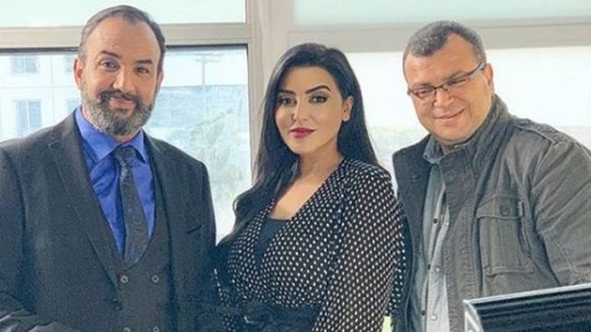 Le réalisateur Hicham Jebbari (à droite) en compagnie de ses acteurs Rachid el ouali et Fati Jamali
