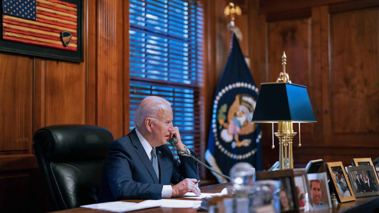 Le président américain Joe Biden s'entretient au téléphone avec son homologue russe Vladimir Poutine sur des solutions diplomatiques à la montée des tensions russo-occidentales sur l'Ukraine, à Wilmington, dans le Delaware, le 30 décembre 2021.

