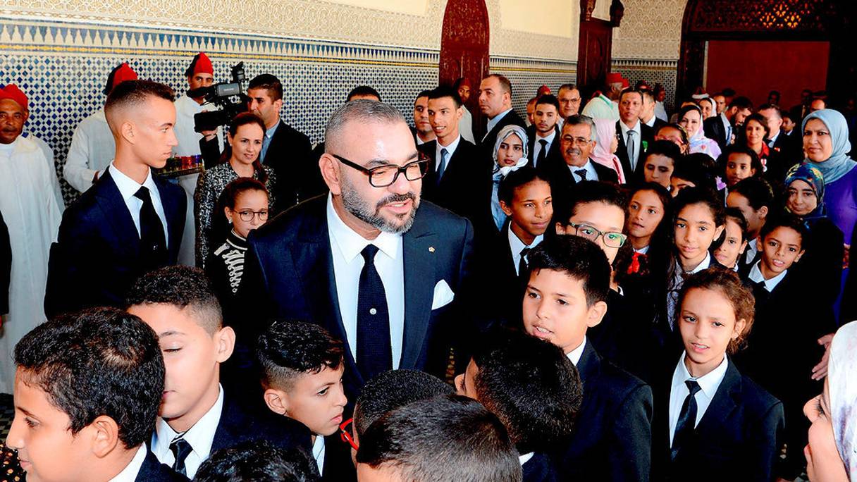 Photographie choisie par Le Point en ouverture de ce dossier spécial. Le roi Mohammed VI, accompagné du prince Moulay El Hassan, en compagnie de jeunes Marocains, au palais royal de Rabat, le 17 septembre 2018. 
