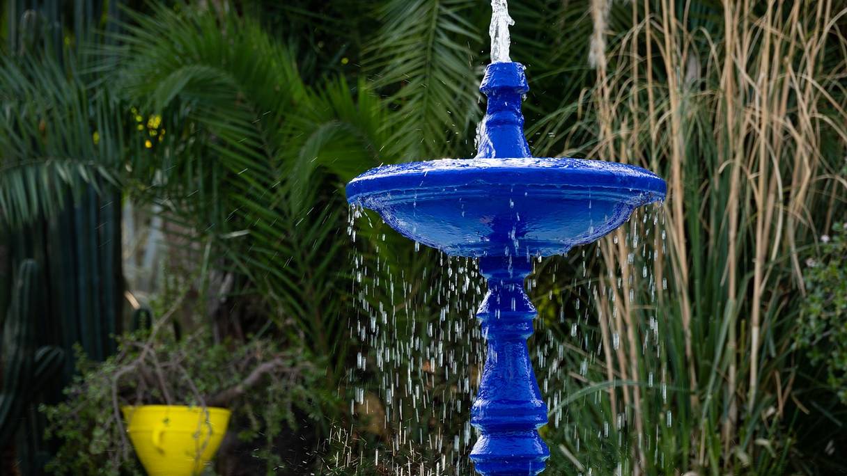 Une fontaine d'eau dans le Jardin Majorelle, à Marrakech. 
