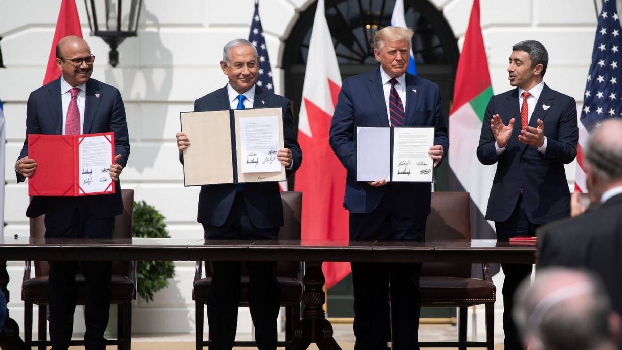 De gauche à d.: Abdel Latif al-Zayani, Benjamin Netanyahu, Donald Trump et Cheikh Abdallah ben Zayed Al-Nahyane, à la Maison Blanche le 15 septembre 2020, à Washington. 
