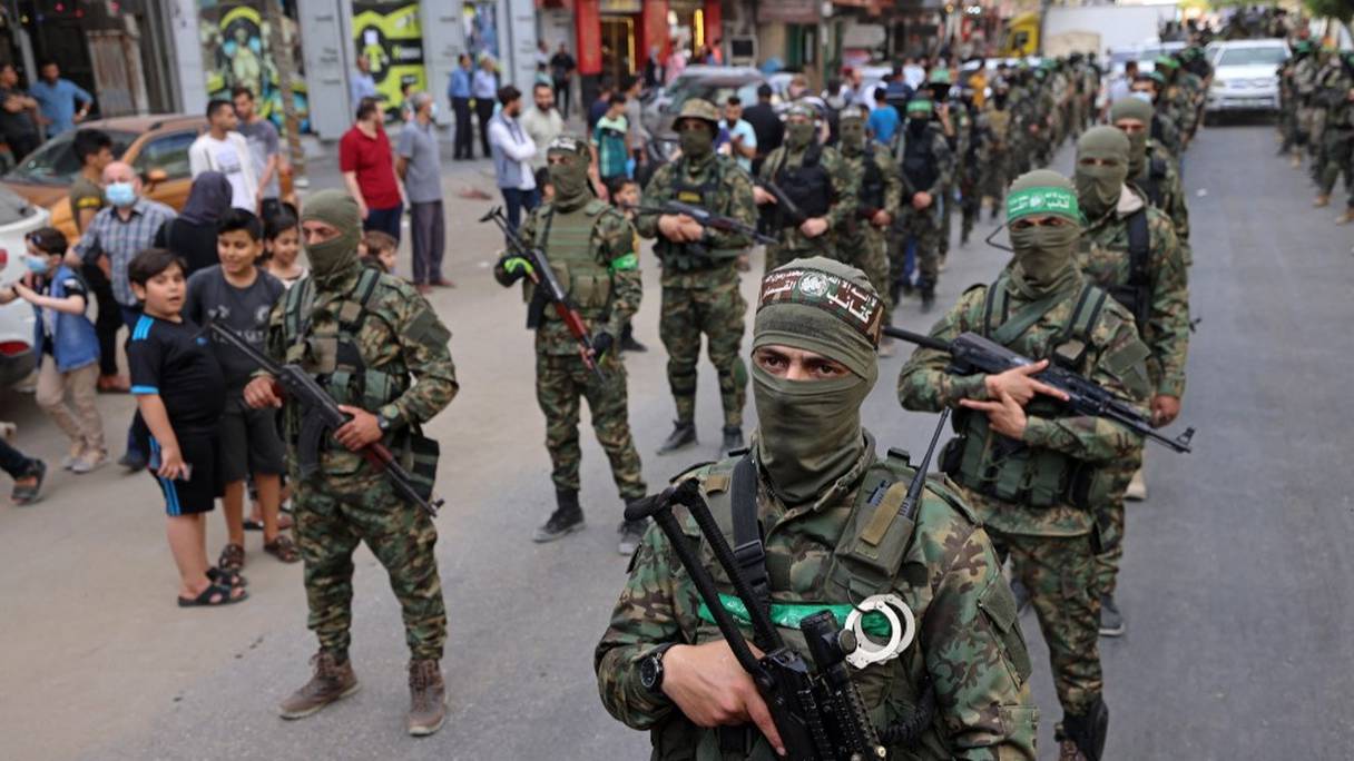 Des membres des brigades Al-Qassam, la branche armée du groupe palestinien Hamas, défilent dans la ville de Gaza le 22 mai 2021, en commémoration du commandant principal du Hamas Bassem Issa, tué avec d'autres personnes lors de frappes aériennes israéliennes.
