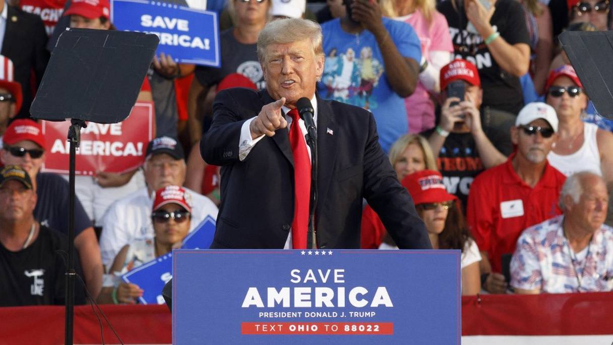 L'ancien président Donald Trump pointe du doigt la tribune de presse et parle de "fake news" lors de son rassemblement de campagne à Wellington, dans l'Ohio, le 26 juin 2021. 
