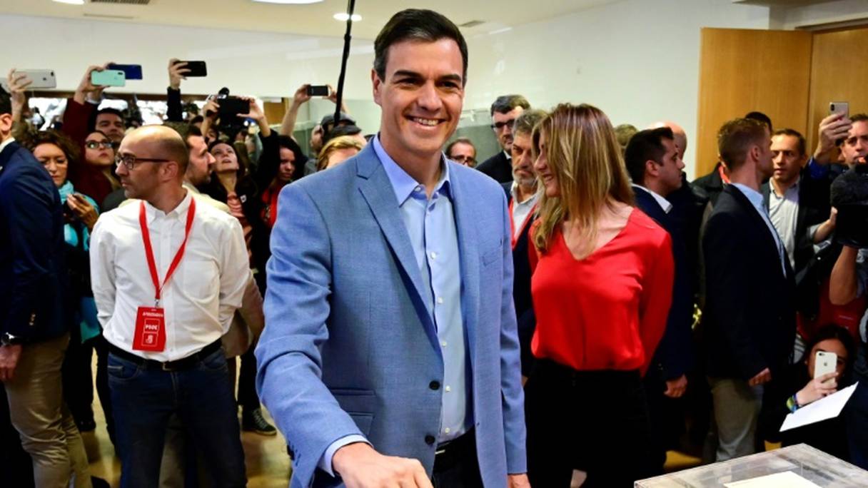 Le Premier ministre sortant Pedro Sanchez dépose son bulletin dans l'urne dans un bureau de vote à Madrid, le 28 avril 2019 pour les élections législatives.
