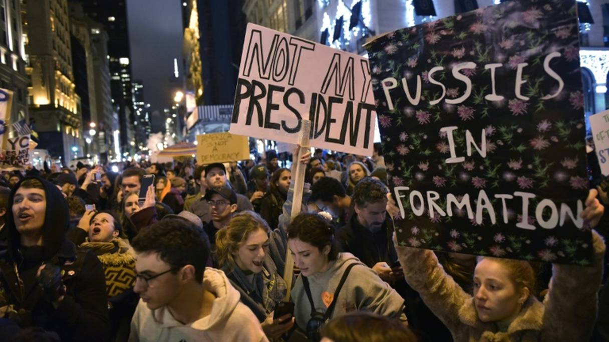 Des opposants au nouveau président élu Donald Trump manifestent sur la 5e Avenue à New York, le 9 novembre 2016.
