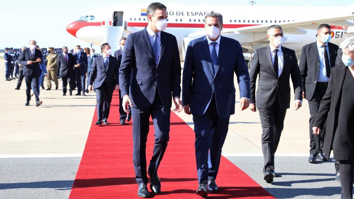 À son arrivée à l'aéroport de Rabat-Salé, le président du gouvernement espagnol, Pedro Sanchez, a été accueilli par le chef du gouvernement, Aziz Akhannouch, le jeudi 7 avril 2022.
