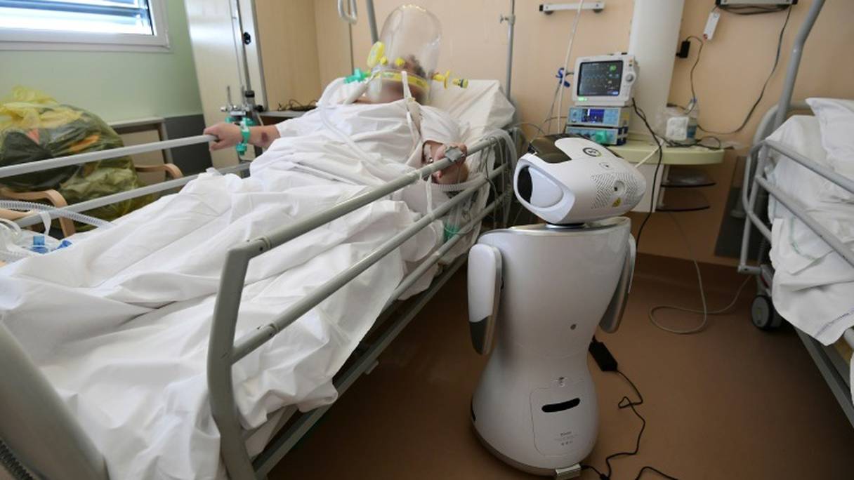 L'un des six robots acquis par l'hôpital Circolo de Varèse en Italie, près d'un malade du coronavirus, le 3 avril 2020.
