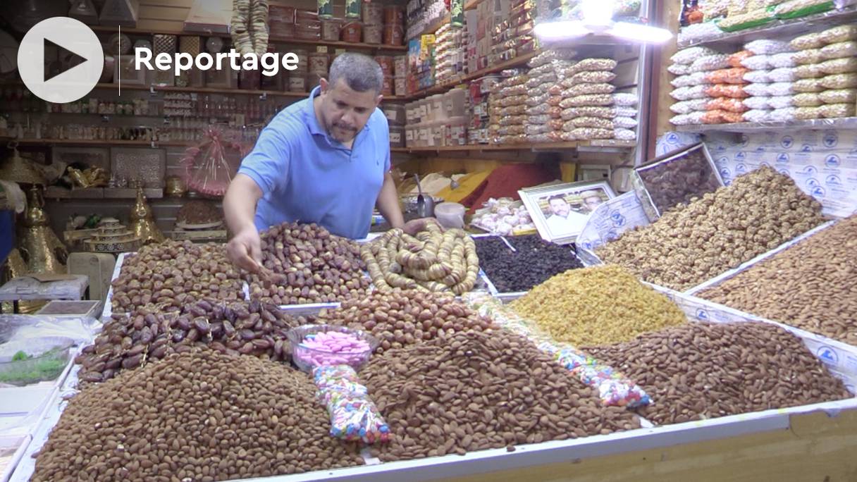 Un marchand de fruits secs à Casablanca.
