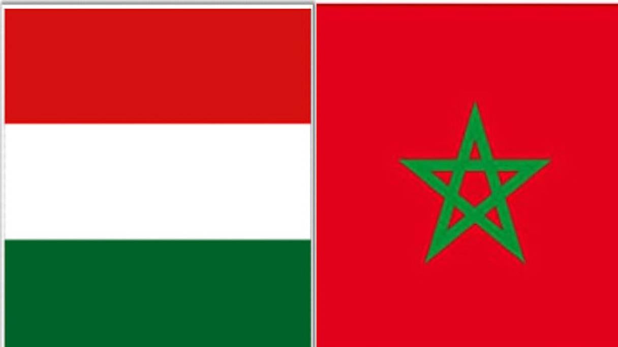 Les drapeaux du Maroc et de la Hongrie.
